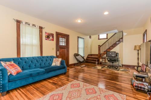 Trendy+Cozy Home 10 Min Ride to Downtown Hartford!