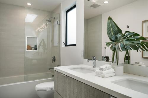 uma casa de banho com um lavatório, um WC e uma planta em Exceptional Hilltop View Villa em São Francisco