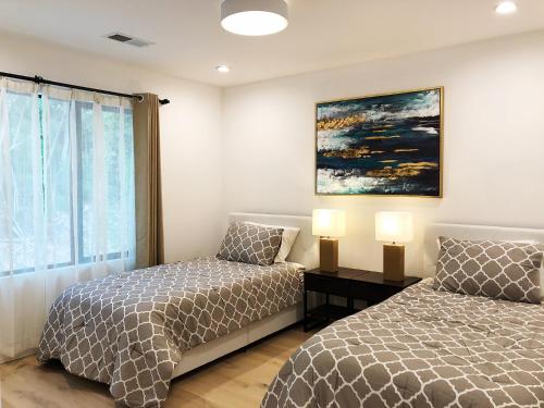 um quarto com 2 camas e uma janela em Exceptional Hilltop View Villa em São Francisco
