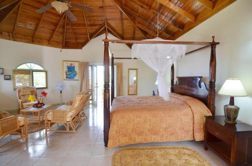 Säng eller sängar i ett rum på Pimento Lodge Resort