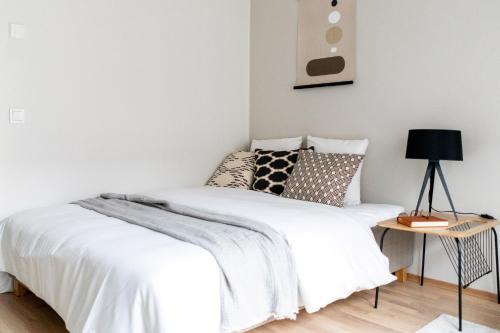Un pat sau paturi într-o cameră la Roost Logomo