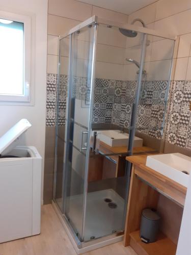eine Dusche mit Glastür im Bad in der Unterkunft L'inattendu du D-Day in Port-en-Bessin-Huppain