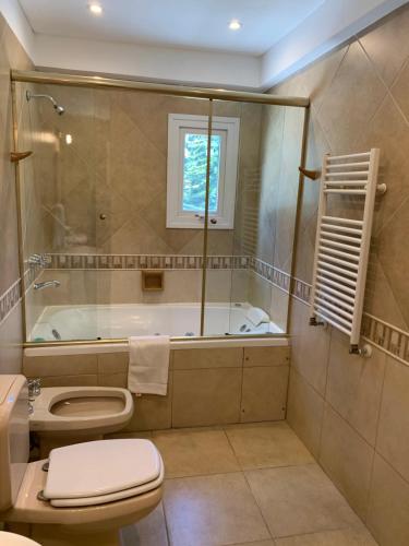 ein Badezimmer mit einem WC und einer Badewanne in der Unterkunft Apart Chalten in El Calafate