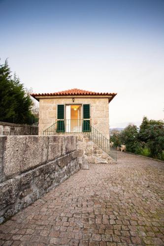 a small stone house on a stone wall at Fonte Velha in Castelões- Penafiel