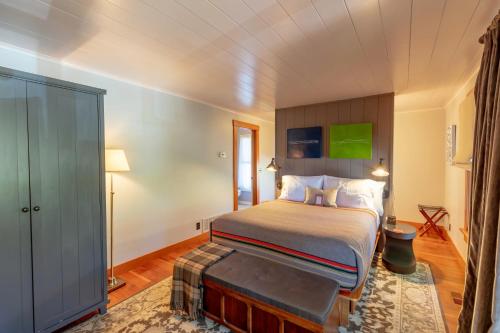 a bedroom with a bed in a room at The Outlook Lodge in Green Mountain Falls