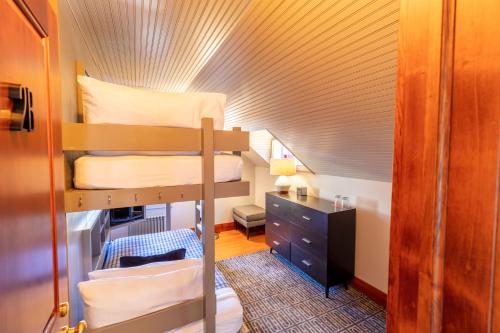 a room with two bunk beds and a desk at The Outlook Lodge in Green Mountain Falls