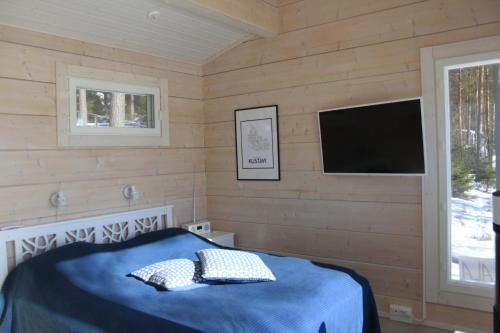 1 dormitorio con 1 cama y TV de pantalla plana en Pikkumerikotka, en Kustavi