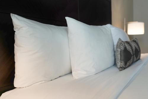 Postel nebo postele na pokoji v ubytování Chase Suites Brea-Fullerton - North Orange County