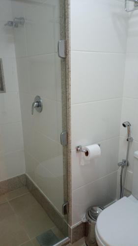 a bathroom with a shower and a toilet at Apart Hotel Vista Azul - hospedagem nas montanhas in Domingos Martins