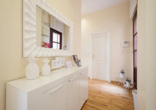格拉納達的住宿－REYES CATÓLICOS I，白色的浴室设有水槽和镜子