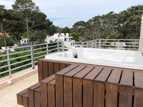 Gallery image of ESPECTACULAR PENTHOUSE CON TERRAZA PARRILLERO Y JACUZZI PROPIO, PREMIADO POR AWARD TERCER AÑO CONSECUTIVO -Edificio Jardins Del Est San Rafael- in Punta del Este