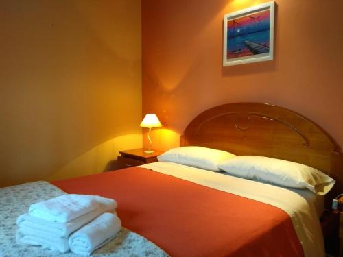 a hotel room with a bed and two lamps at Portal del Sur in Chascomús