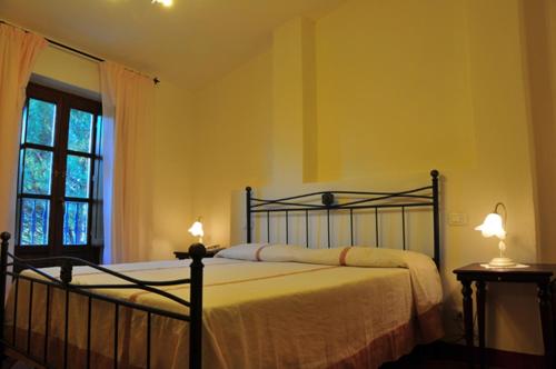 a bedroom with a bed and a window at B&B Il Casale di Nanni in Lucca