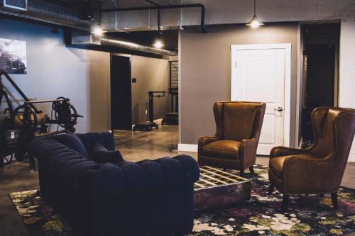 a living room with a couch and two chairs at Hotel Millwright in Amana