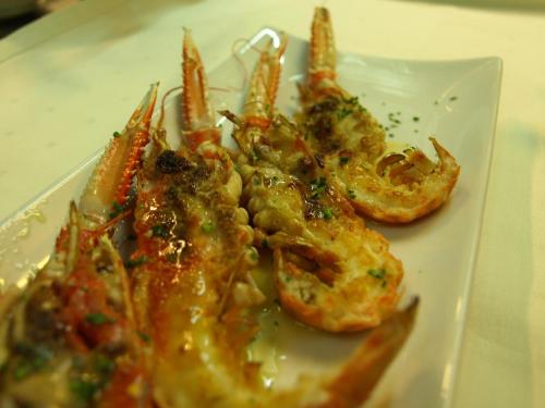 a white plate of shrimp on a table at Hotel Txartel in Lasarte
