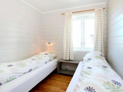 Imagen de la galería de Four-Bedroom Holiday home in Farstad, en Farstad