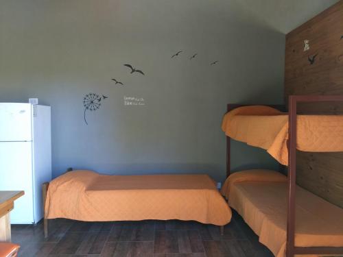 En eller flere senge i et værelse på complejo el paraiso 2