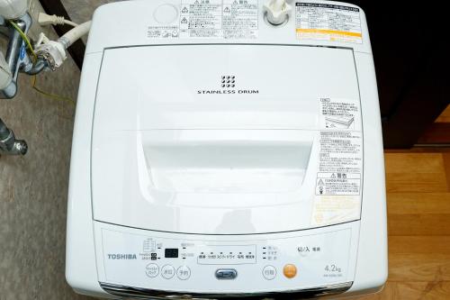 a white sewing machine sitting on the floor at 能生の家 in Itoigawa