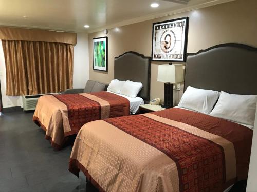 Кровать или кровати в номере Economy Inn LAX Inglewood