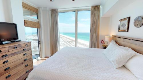 1 dormitorio con cama y vistas al océano en Portofino Tower 3 Unit 1609, en Pensacola Beach