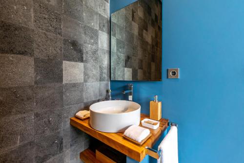 Ένα μπάνιο στο Rouge - Loft Mango