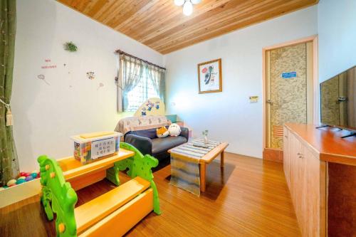 a living room with a couch and a table at Sweetheart Homestay in Luodong