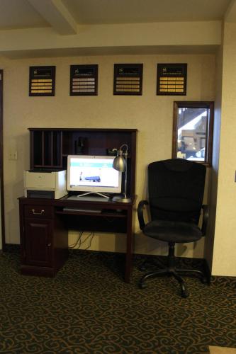 una oficina con escritorio, ordenador y silla en Quality Inn & Suites Goldendale, en Goldendale
