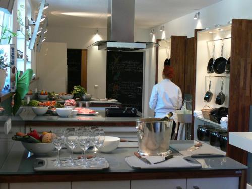 Η κουζίνα ή μικρή κουζίνα στο Villa Mittermeier, Hotellerie & Restaurant