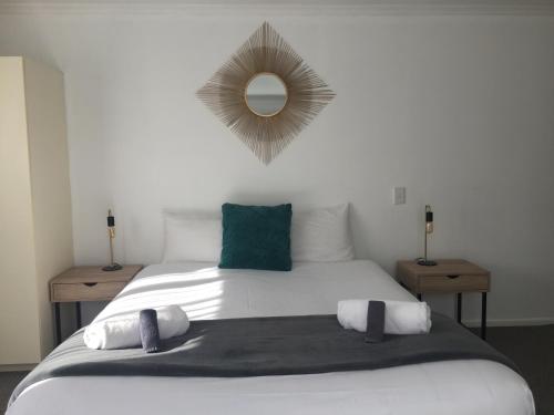 Tempat tidur dalam kamar di Fairway Motel & Apartments