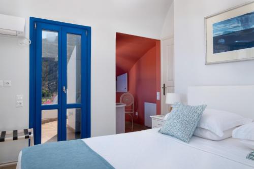 מיטה או מיטות בחדר ב-Santorini Mystique Garden Villa
