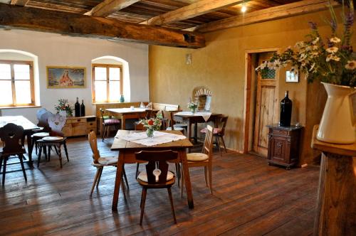una sala da pranzo con tavoli e sedie in un edificio di Weingut Kögl a Ratsch an der Weinstrasse