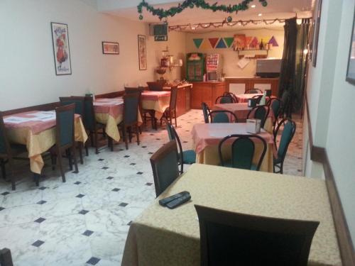 Un restaurante o sitio para comer en Hotel L'Approdo
