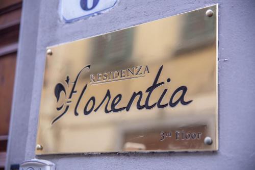 una señal para una tienda florentina en un edificio en Residenza Florentia, en Florencia