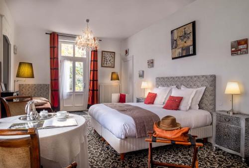 een slaapkamer met een bed en een woonkamer bij Le Pavillon des Lys - Hôtel Particulier in Amboise