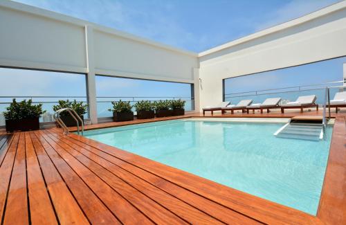 Sundlaugin á Dazzler by Wyndham Lima Miraflores eða í nágrenninu