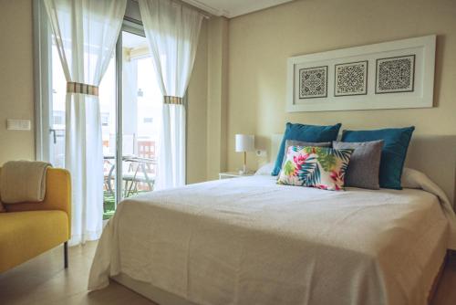 1 dormitorio con 1 cama grande y balcón en Apartamento VISTA ROJA - LA TEJITA en El Médano