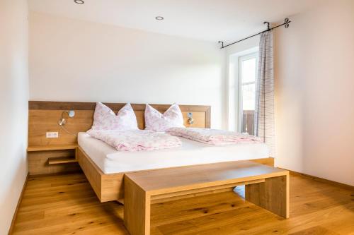 Un pat sau paturi într-o cameră la Biohof Untergrabenbauer