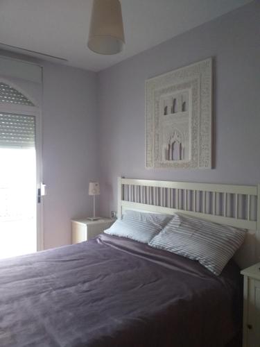 sypialnia z łóżkiem i zdjęciem na ścianie w obiekcie PLAZA NUEVA w mieście Sierra Nevada