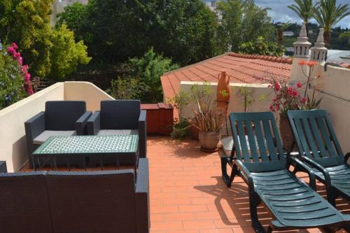 a patio with two chairs and a table and chairs at Sun in the City in Silves