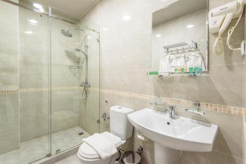 y baño con aseo, lavabo y ducha. en HUMO hotel, en Tashkent