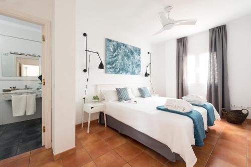 イコー・デ・ロス・ビノスにあるSuperior C: private pool & conciergeの白いベッドルーム(ベッド1台、バスルーム付)