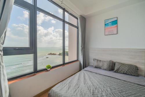 Säng eller sängar i ett rum på HighSea Nha Trang Apartments