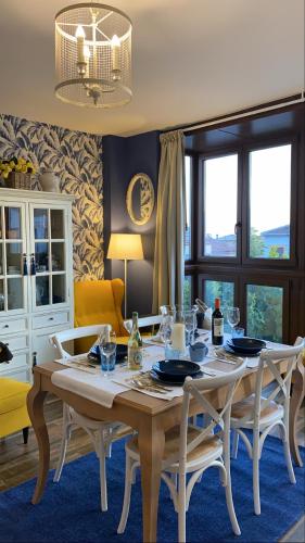 a dining room with a table and chairs at Apartamentos A Poniente in Villanueva de la Concepción