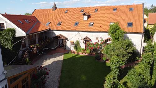 an aerial view of a house with a yard at Penzion u Svatého Prokopa in Středokluky