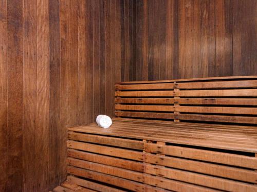 a white hat sitting on a wooden bench at Mercure Curitiba Golden in Curitiba