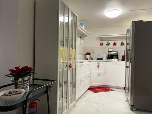 Cuisine ou kitchenette dans l'établissement Vid Gekås Ullared Boende B&B