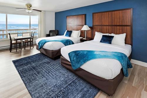 Postel nebo postele na pokoji v ubytování Clarion Inn Surfrider Resort