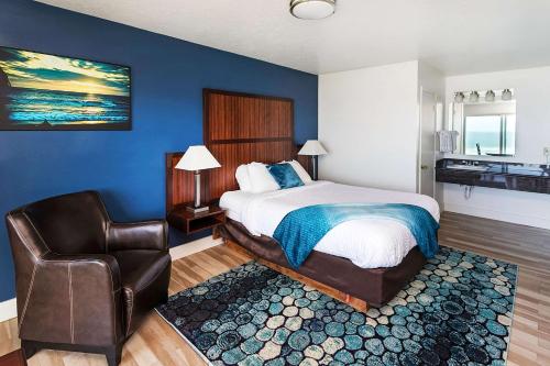 Postel nebo postele na pokoji v ubytování Clarion Inn Surfrider Resort