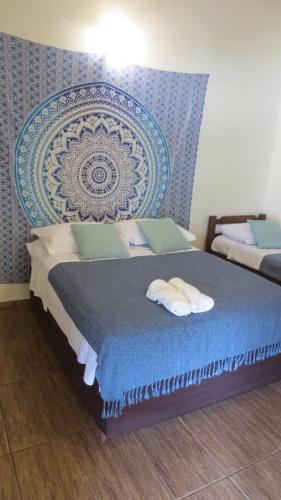 1 dormitorio con 1 cama con 2 toallas en Guaiamu Suítes Ilhabela, en Ilhabela