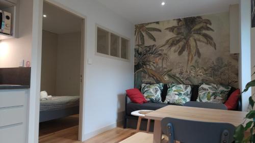 波尔多Appartement rénové 1 chambre centre historique的客厅里有一张沙发和一张桌子。